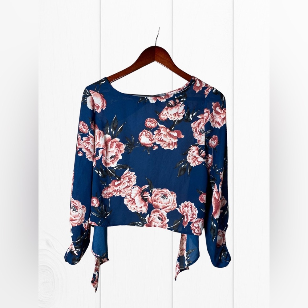 Charlotte Russe Blouse Blue Floral Design Open Tie Back Women’s Medium